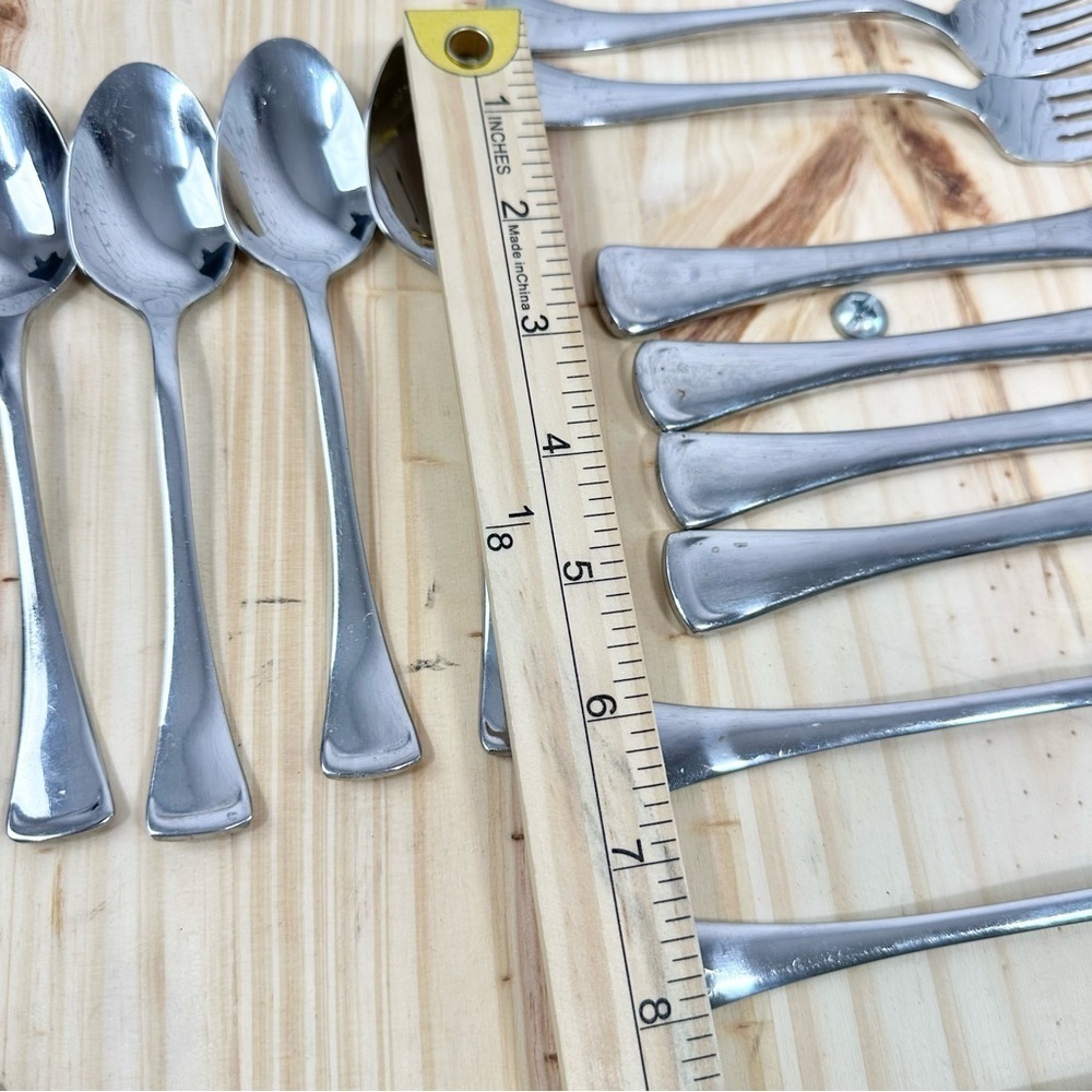 Oneida 16 Piece Stainless Steel Flatware Silverware Emma Set - Picture 14 of 16